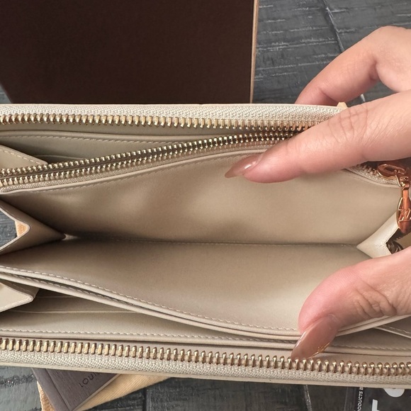 Louis Vuitton Blanc Corail Monogram Vernis Leopard Zippy Wallet - Picture 6 of 15